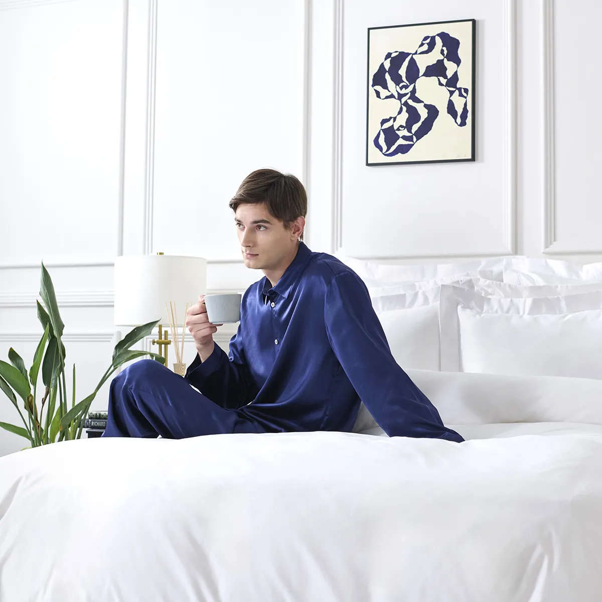 サテン織りの魅力とは やわらかさ、豊かな光沢感