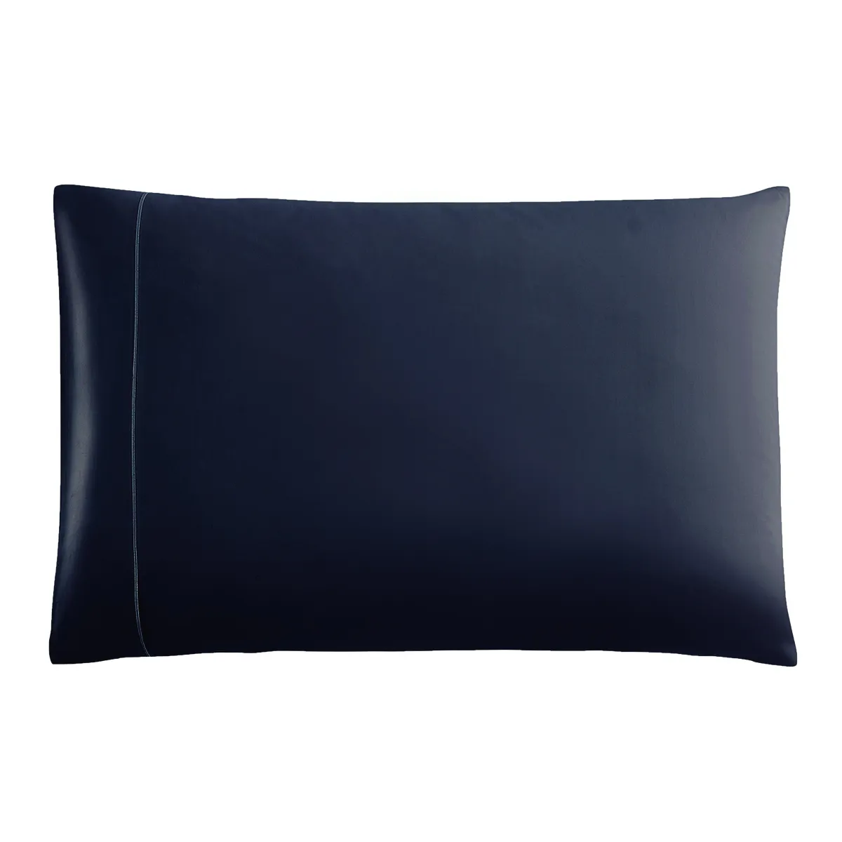 ネイビーカラー 端正なイメージを強調し、すっきりとしたベッドルームに