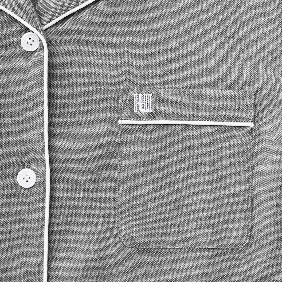 胸元のワンポイント さりげないブランドモチーフ