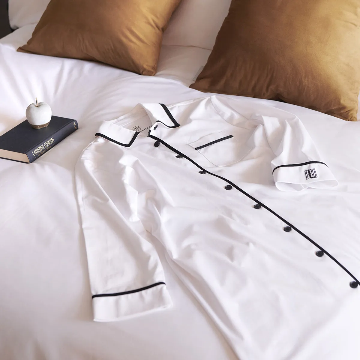 胸元のワンポイント さりげないブランドモチーフ