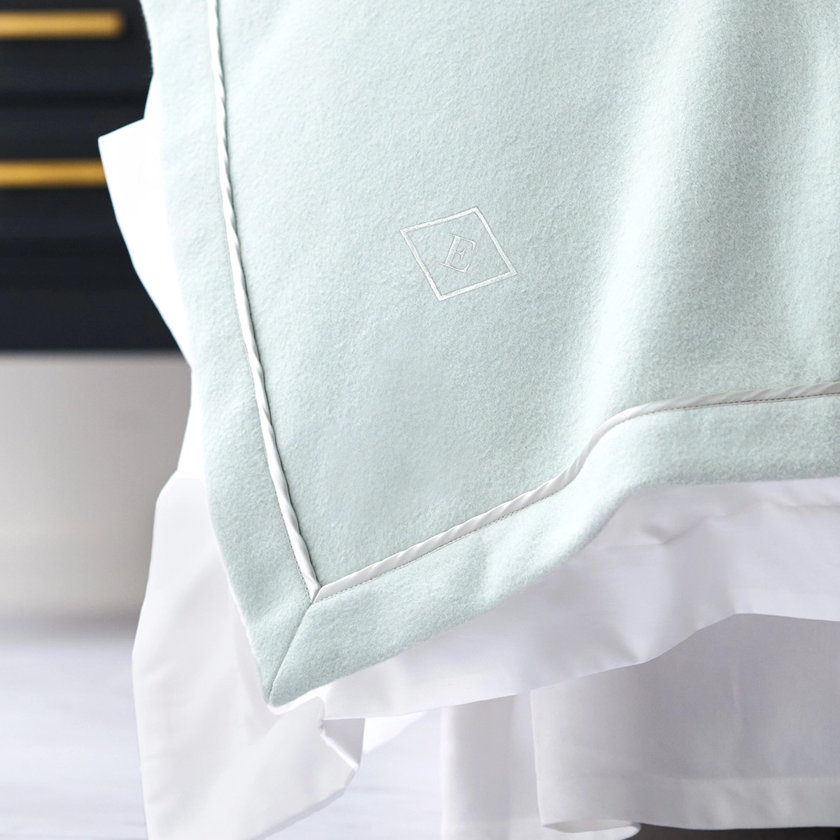 ホテルライクインテリアの刺繍