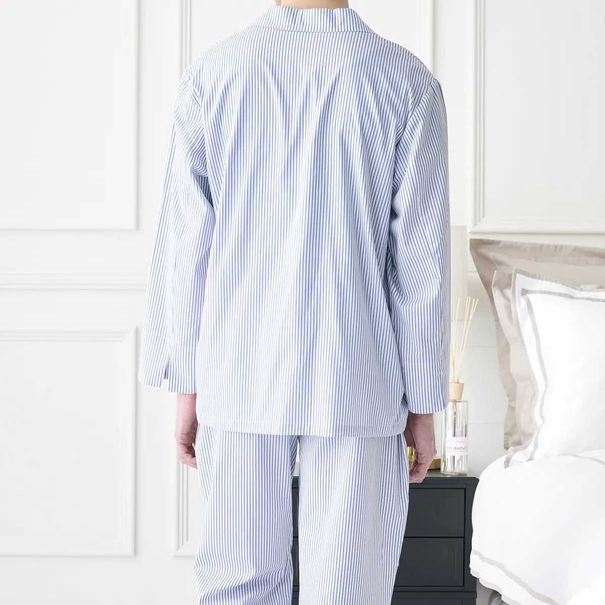 胸元のワンポイント さりげないブランドモチーフ