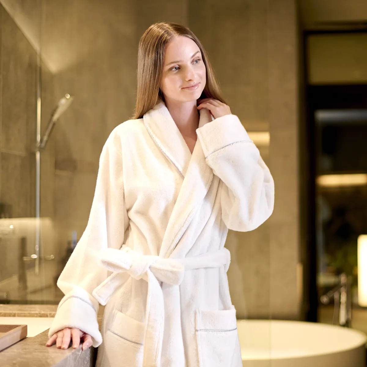 胸元のワンポイント さりげないブランドモチーフ