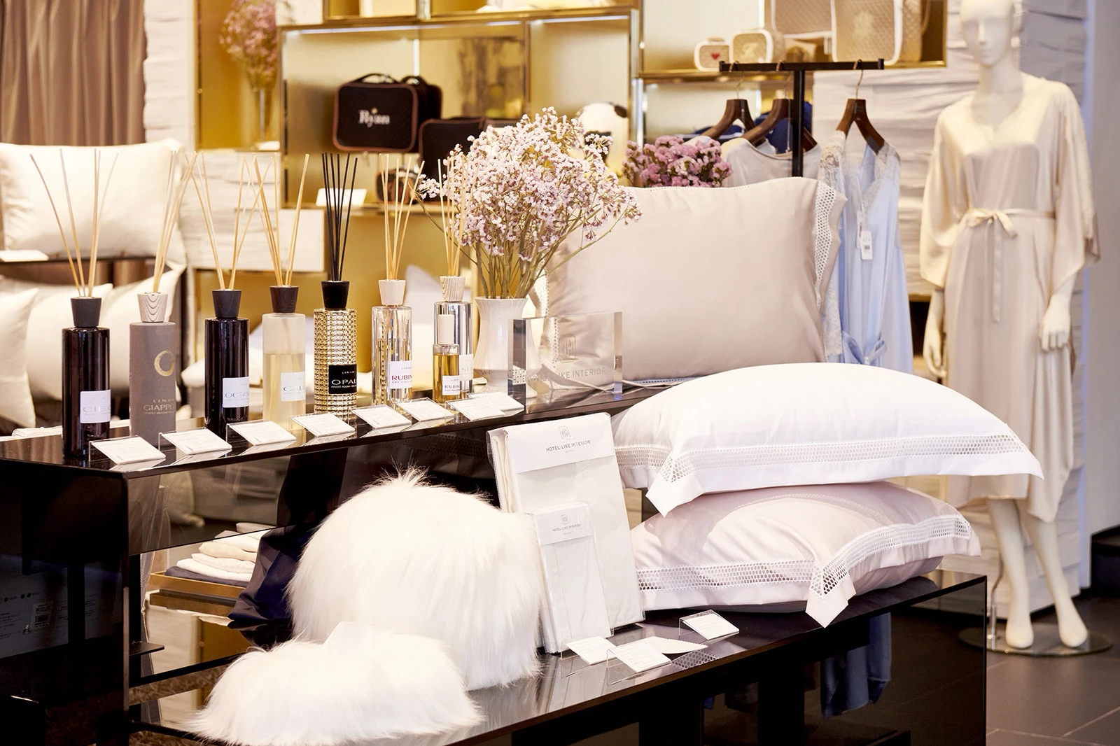 ベッドを整える清水