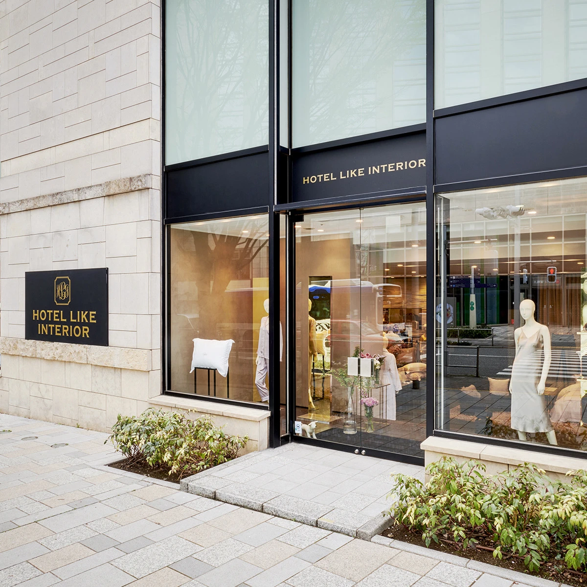 ベッドを整える清水