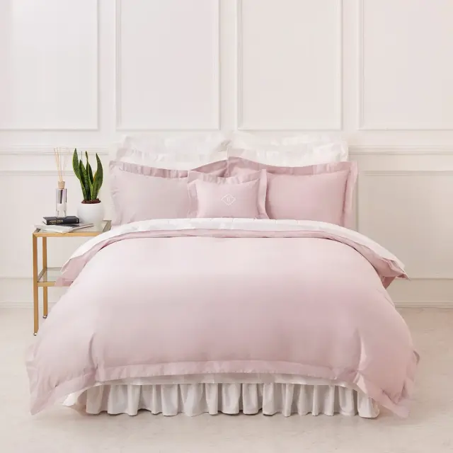 Rose Quartz 上品な華やかさをもたらす、落ち着いたトーンのピンク