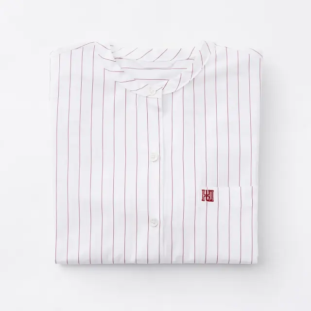 胸元のワンポイント さりげないブランドモチーフ