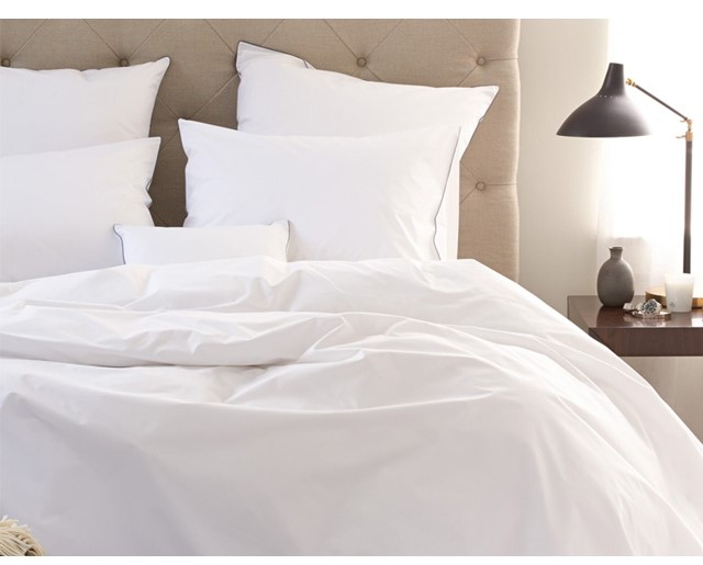 パリッとしたホテル品質のリネンのベッドで眠る
