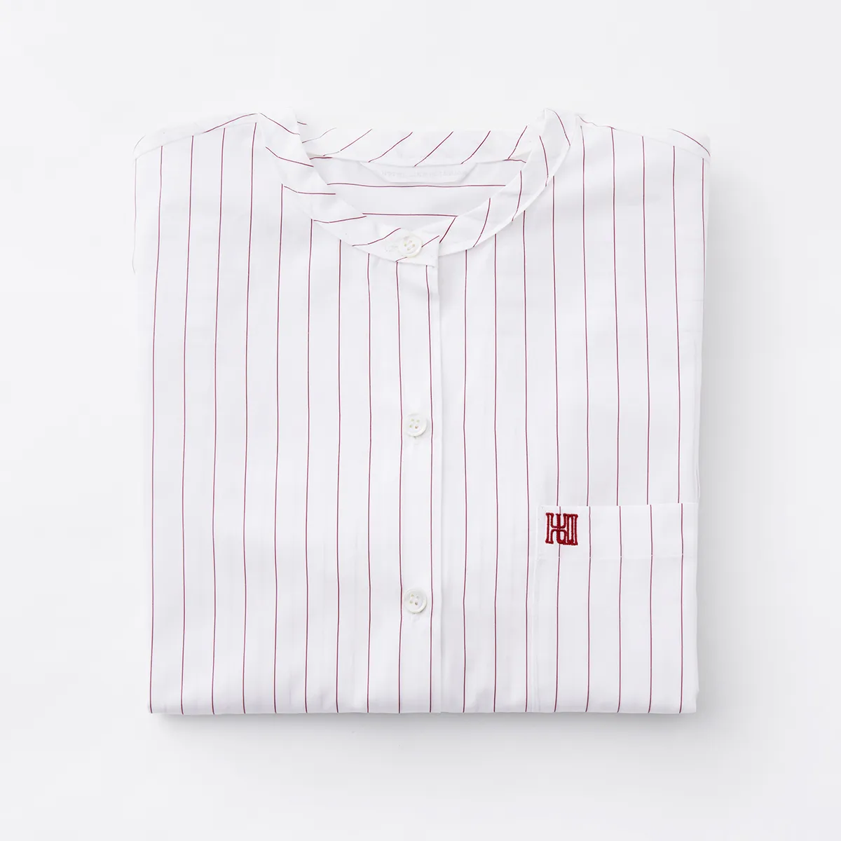 胸元のワンポイント さりげないブランドモチーフ