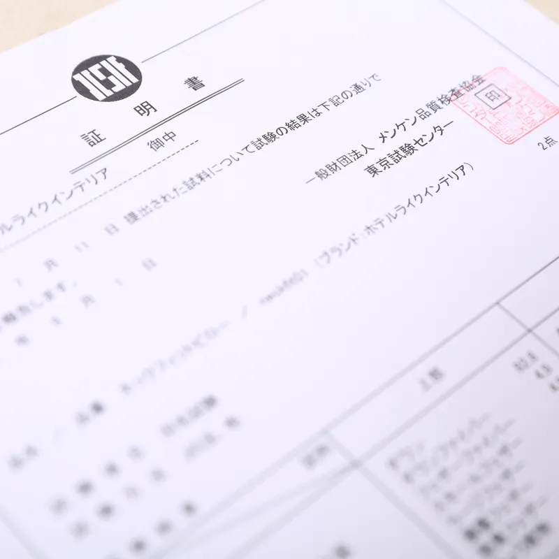 胸元のワンポイント さりげないブランドモチーフ